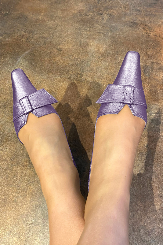 Lilac purple women's slingback shoes. Tapered toe. Medium spool heels. Worn view - Florence KOOIJMAN